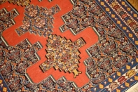 高級ペルシャキリムのセネ産地センターラグ84000