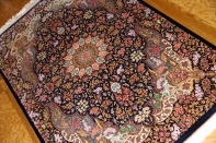 ペルシャ絨毯クムシルクのセンターラグ、メダリオンデザイン60028