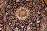 ペルシャ絨毯クムシルクのセンターラグ、メダリオンデザイン60028