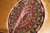 丸いシルクの手織りペルシャ絨毯クム赤い色34647