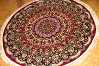 丸いシルクの手織りペルシャ絨毯クム赤い色34647