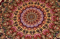 丸いシルクの手織りペルシャ絨毯クム赤い色34647