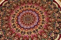 丸いシルクの手織りペルシャ絨毯クム赤い色34647