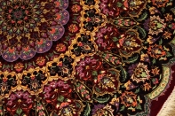 丸いシルクの手織りペルシャ絨毯クム赤い色34647