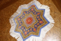 変わってるペルシャ絨毯の形星形、クムシルク57005