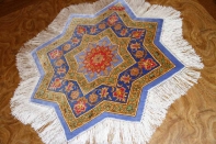 変わってるペルシャ絨毯の形星形、クムシルク57005