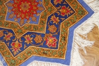 変わってるペルシャ絨毯の形星形、クムシルク57005