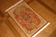 暖かい色合いのシルク玄関マットペルシャ絨毯56016