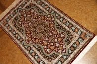 赤い色の玄関マットシルク手織りペルシャ絨毯クム56057