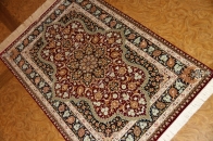 赤い色の玄関マットシルク手織りペルシャ絨毯クム56057