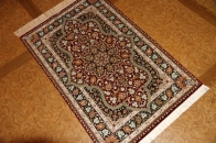 赤い色の玄関マットシルク手織りペルシャ絨毯クム56057