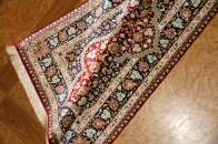 赤い色の玄関マットシルク手織りペルシャ絨毯クム56057