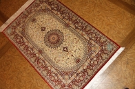 絹のラグマット手織りシルクペルシャ絨毯メダリオン56090