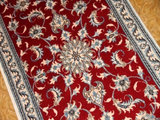 細長い廊下敷きナイン手織りペルシャ絨毯赤55422