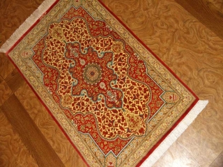 暖かい色合いのシルク玄関マットペルシャ絨毯56016
