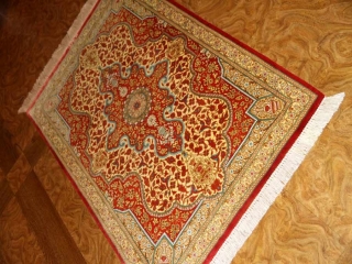 暖かい色合いのシルク玄関マットペルシャ絨毯56016