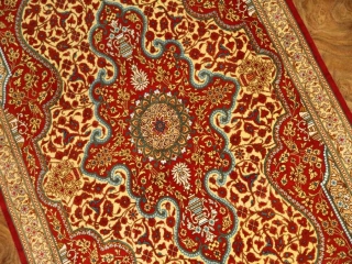 暖かい色合いのシルク玄関マットペルシャ絨毯56016