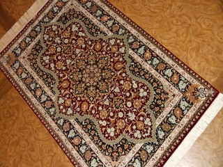 赤い色の玄関マットシルク手織りペルシャ絨毯クム56057