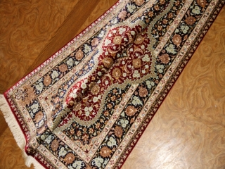 赤い色の玄関マットシルク手織りペルシャ絨毯クム56057