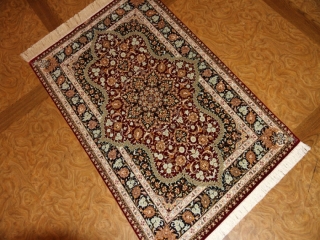 赤い色の玄関マットシルク手織りペルシャ絨毯クム56057