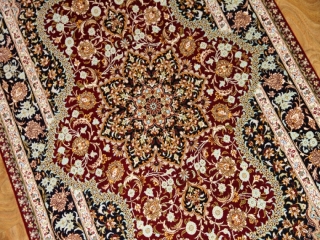 赤い色の玄関マットシルク手織りペルシャ絨毯クム56057