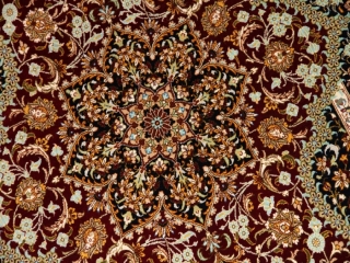 赤い色の玄関マットシルク手織りペルシャ絨毯クム56057
