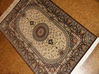 渋い色合いのシルク玄関マット手織りペルシャ絨毯56056