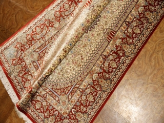 絹のラグマット手織りシルクペルシャ絨毯メダリオン56090