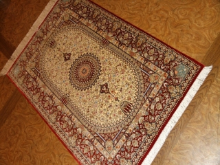絹のラグマット手織りシルクペルシャ絨毯メダリオン56090