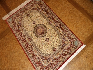 絹のラグマット手織りシルクペルシャ絨毯メダリオン56090