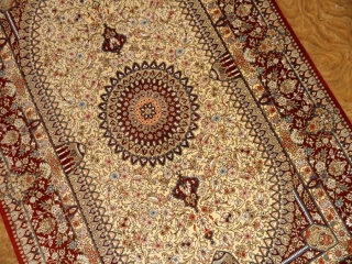 絹のラグマット手織りシルクペルシャ絨毯メダリオン56090