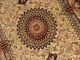 絹のラグマット手織りシルクペルシャ絨毯メダリオン56090